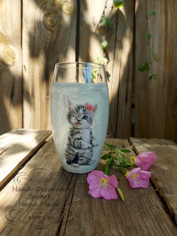 Малка вазичка с илюстрация на коте - ръчно изработена ваза за цветя, перфектен подарък за жени, ценящи естетиката и нежността на котенцата.